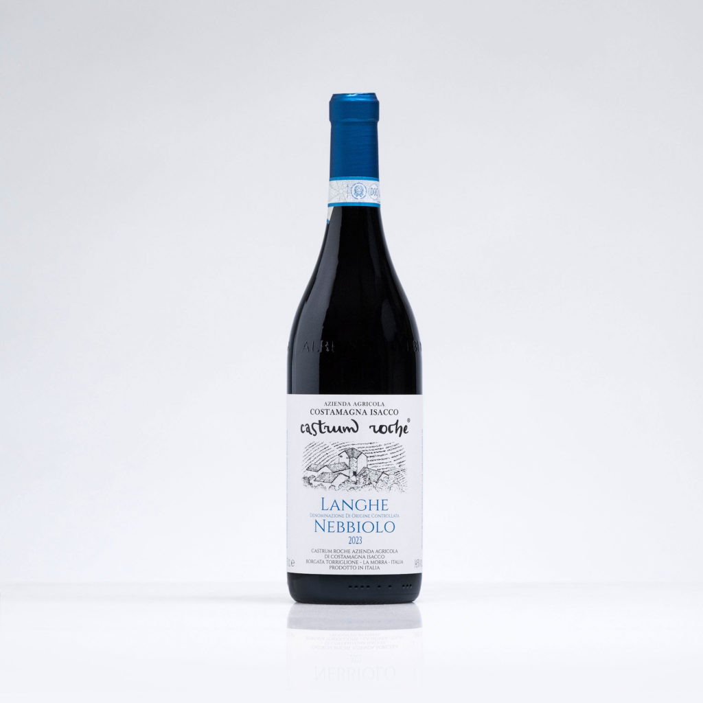 Langhe Nebbiolo DOC 2023 Castrum Roche – Castrum Roche wurde offiziell im Jahr 2021 gegründet. Dieser Nebbiolo ist der dritte Jahrgang von Jungwinzer Isacco, von welchem rund 12’000 Flaschen abgefüllt wurden. Dank der 2.5 Hektaren Weinberge, die er von seinen Großeltern geerbt hat, produziert der 25 Jahre junge Isacco einen reinsortigen Nebbiolo aus den Reben in einem der schönsten Amphitheater der Langhe an: Der Torriglione-Terrasse mit Blick auf die fantastischen Weinberge von Rocche dell’Annunziata. Die Weinbereitung erfolgt in Stahltanks ohne den Einsatz von gezüchteten Hefen. Ein ungefilterter Langhe Nebbiolo, der mit vielen Barolos auf Augenhöhe ist und mit Trinkbarkeit, Frucht sowie grosser Eleganz überzeugt.